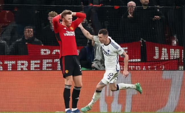 捏胸吃奶吻胸免费视频日本